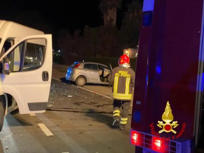 Incidente sulla 106 nel Crotonese: coinvolto un furgone che trasportava bombole