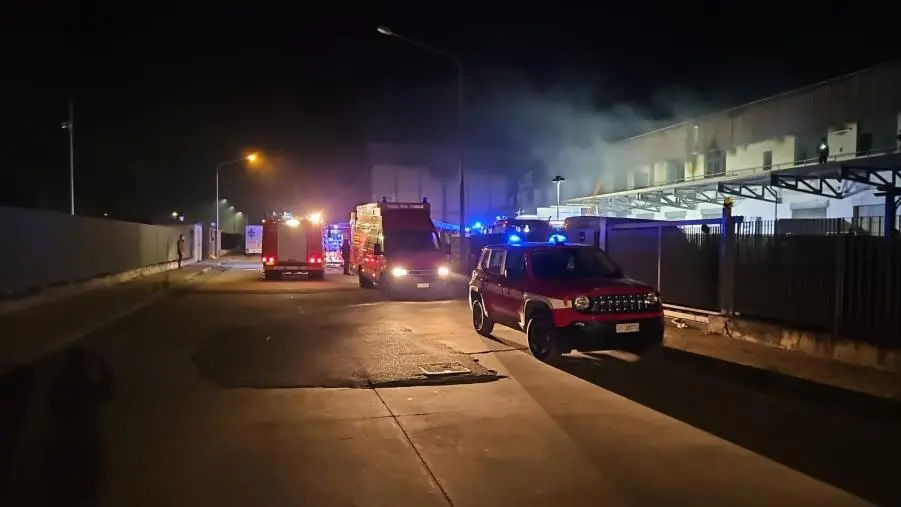 images Incendio in un capannone: sul posto i vigili del fuoco 