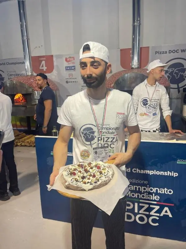 images La pizza doc del calabrese Alex Iezzi si qualifica nella top ten del Campionato mondiale

