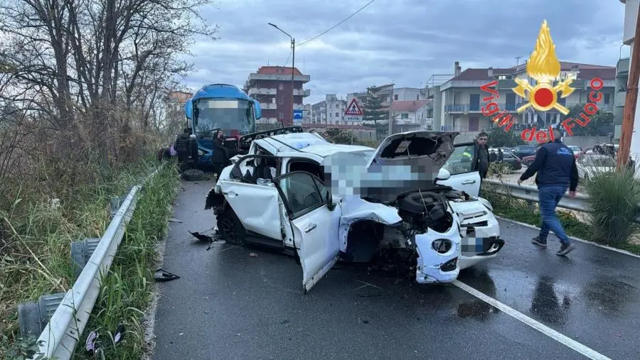 images Tragico scontro con un autobus sulla 106 a Badolato: morto il conducente dell'auto