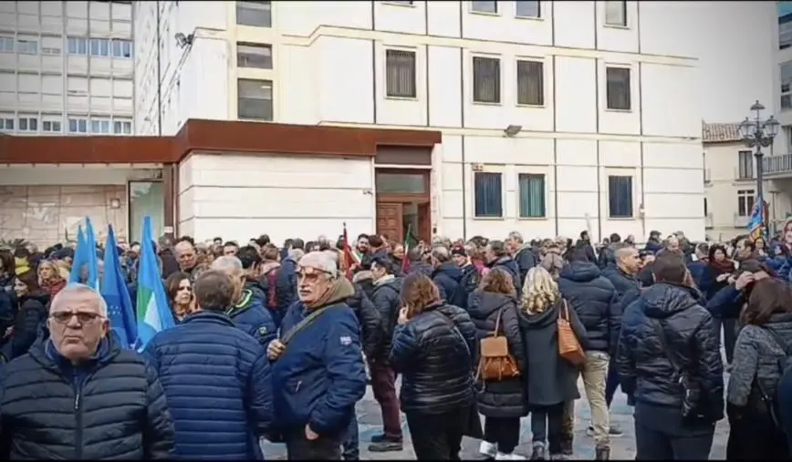 images Monta la protesta dei tirocinanti di inclusione sociale davanti la Prefettura di Catanzaro (VIDEO)