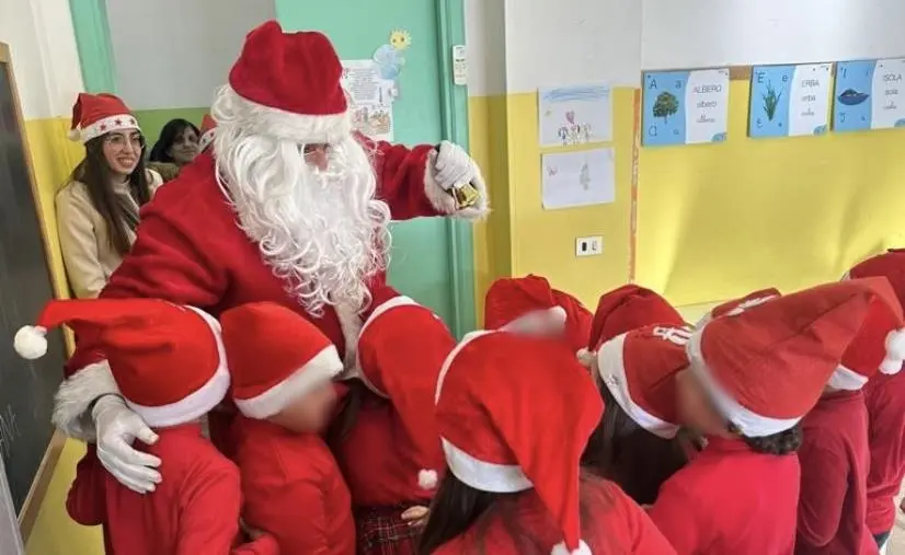 images Simeri Crichi, il Sindaco veste i panni di Babbo Natale per portare i doni ai bambini