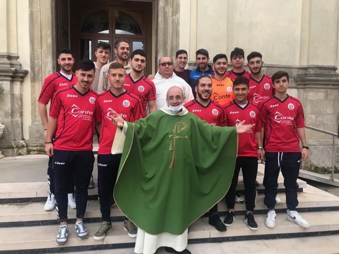 images Don Roberto Corapi nominato presidente onorario della squadra di calcio di Amaroni