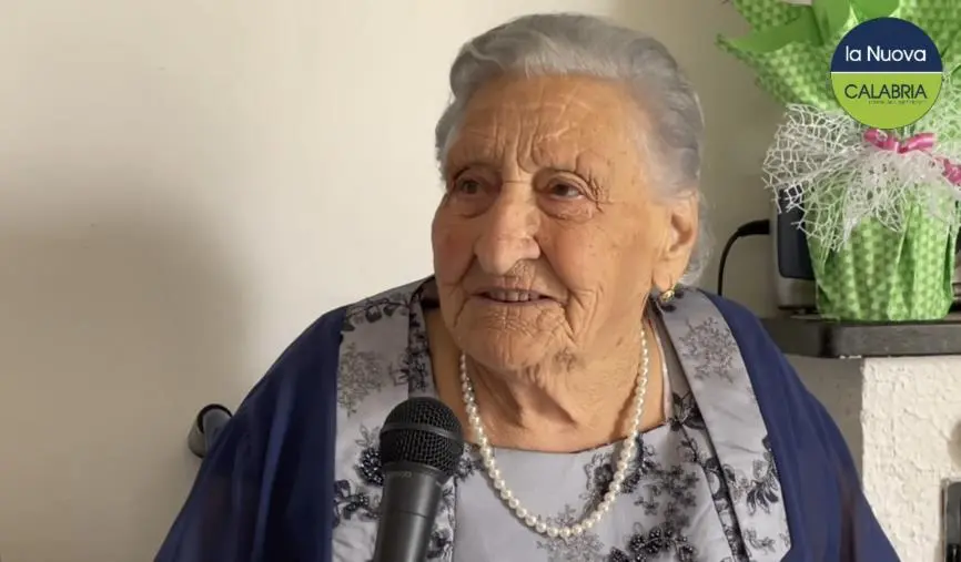 images Nonna Francesca spegne 100 candeline, grande festa a Simeri Crichi: l'intervista (VIDEO)