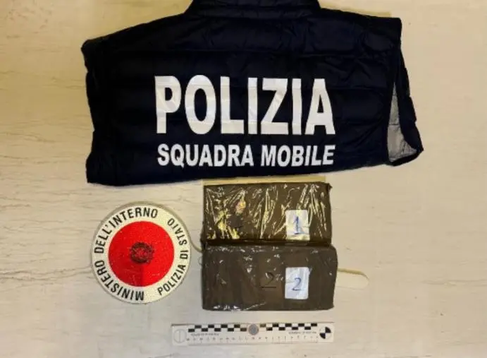 Crotone, la Squadra Mobile sequestra un chilo di eroina: arrestati due coniugi