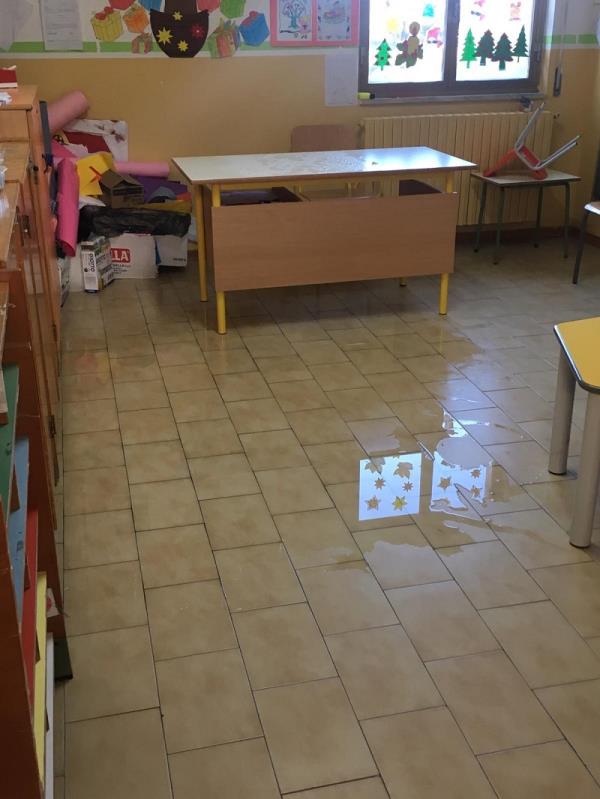 images Scuole al limite dell'agibilità per l'avvio dell'anno scolastico nuovo. La denuncia pubblica dei consiglieri comunali di Carlopoli