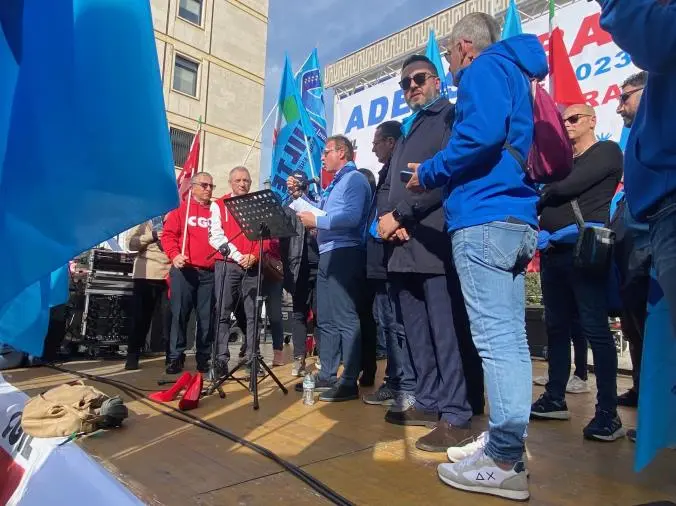 images Catanzaro, Cgil e Uil insieme in piazza contro la manovra del Governo 
