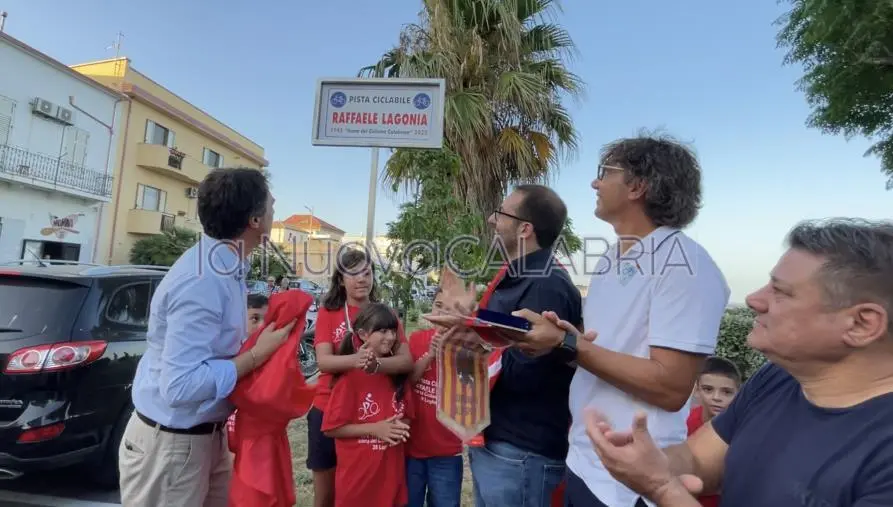 Catanzaro, emozioni e ricordi all'intitolazione della pista ciclabile a Raffaele Lagonia (VIDEO)