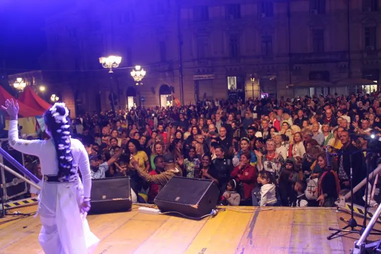 images “Nessuno è straniero a Catanzaro”: la Festa dei popoli travolge piazza Prefettura