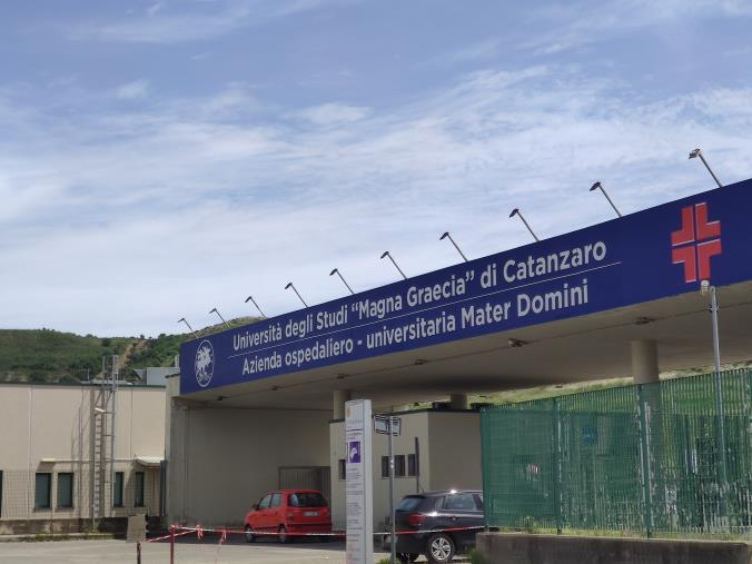 images Troppi contagi al Policlinico di Catanzaro, ingresso interdetto anche ai possessori di green pass 