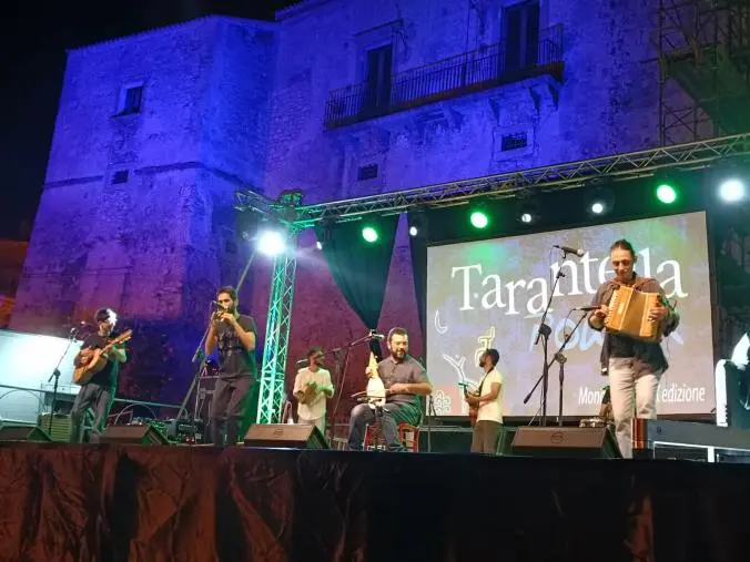 images Monasterace, Davide Ambrogio incanta il pubblico del “Tarantella Power” e I Scunchiuruti lo fanno ballare fino a notte fonda