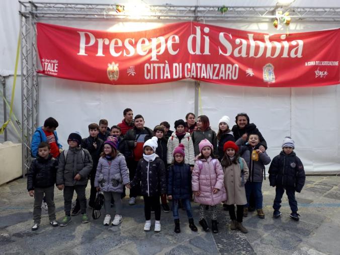 images I bambini di Amato in visita al Presepe di Sabbia di Catanzaro grazie su input del sindaco Ruga