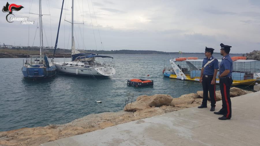 images Isola di Capo Rizzuto, rubano l'imbarcazione a vela dei migranti: due arresti 