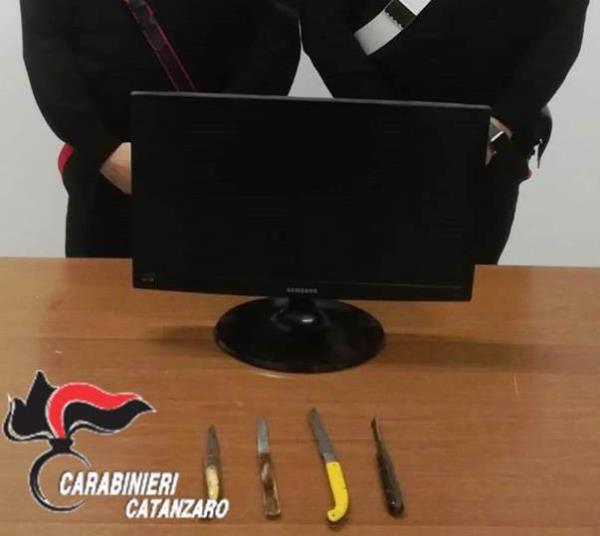 images "Pronto carabinieri? Vedo una luce accesa a casa mia", 88enne di Cicala fa arrestare i ladri