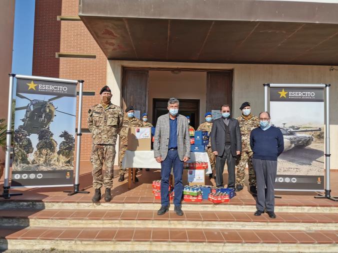 images I militari del Comando Militare Esercito“Calabria” e del 2° Reggimento Aves “Sirio” donano alimenti per le famiglie più bisognose