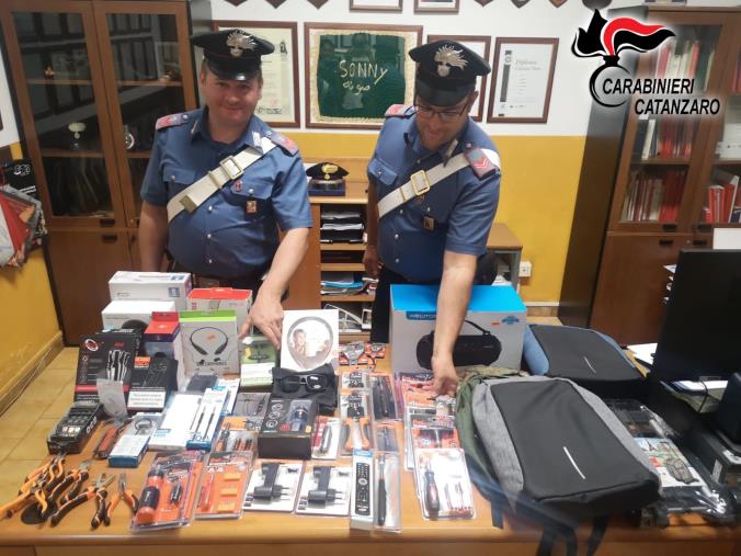 images Catanzaro, furto in un negozio di Santa Maria: in manette due studenti 