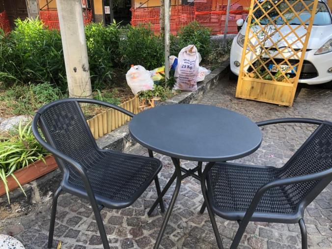 Rifiuti abbandonati in pieno centro storico accanto ai tavolini di un bar. "I furbetti" colpiscono ancora