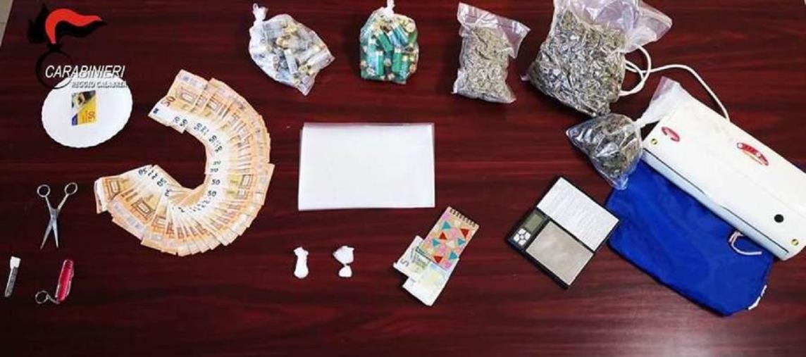 images Cocaina, marijuana, soldi e macchina per il sottovuoto in casa: un arresto a Stilo 