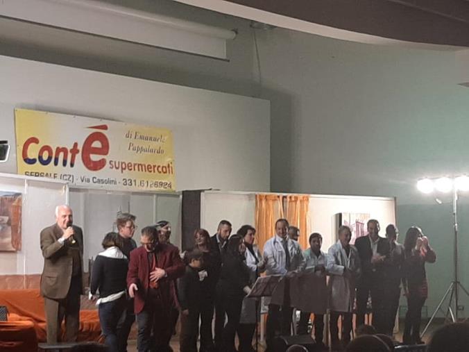 “I tickets aumentanu … e liste s’allonganu e lee menti emigranu …”. Lo sfascio della sanità nella commedia di Teatrarci all'auditorium di Catanzaro (VIDEO)