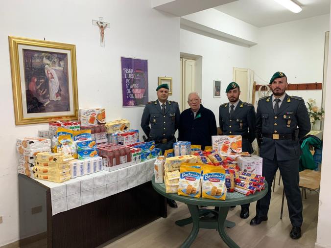 images I baschi verdi della Guardia di finanza di Reggio Calabria organizzano una raccolta fondi per le famiglie in difficoltà