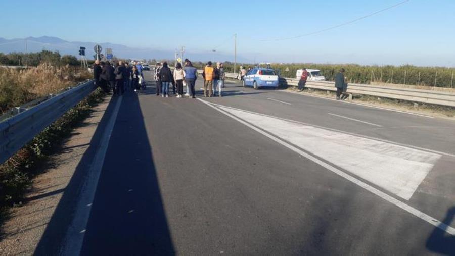 Rischio esondazione del Crati, i residenti bloccano la statale 106 a Corigliano-Rossano