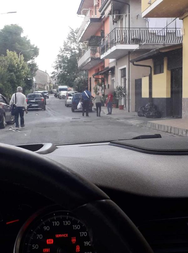 Mileto, la foto del carabiniere che aiuta un'anziana donna piace al popolo dei social
