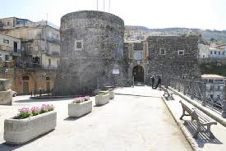 Pizzo e il suo castello "sorvegliati a vista" dai carabinieri (VIDEO)