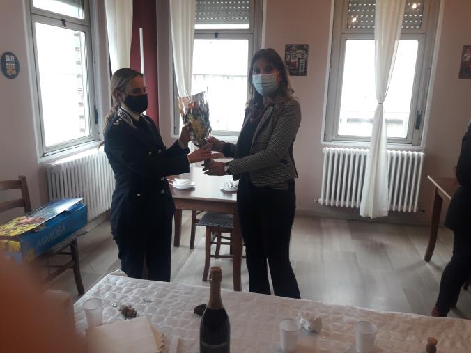 8 Marzo. L’associazione Universo Minori regala le mimose alle donne poliziotto in servizio al carcere di Catanzaro