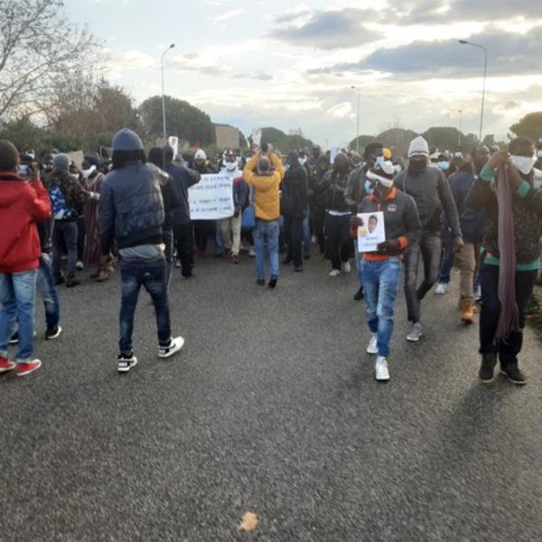 images La protesta dei braccianti della Piana: tolto il blocco del traffico dopo l'incontro con il sindaco di Gioia Tauro