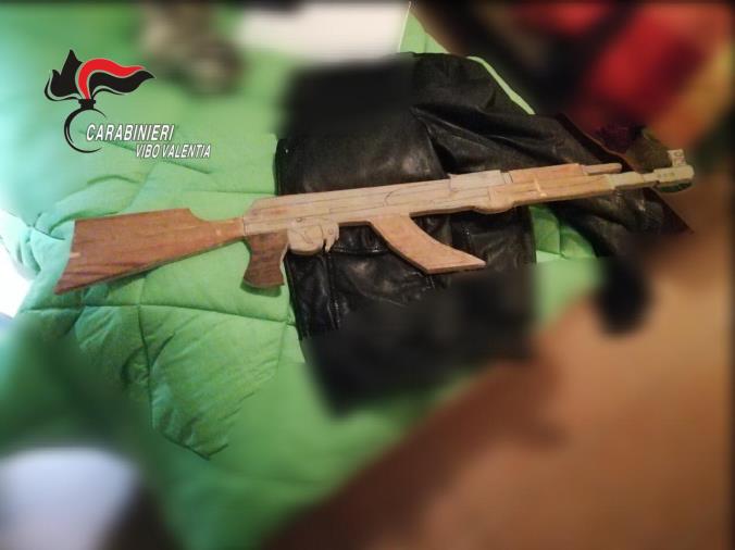 images Un kalashnikov in legno regalato da un affiliato al nipote: l'arma giocattolo trovata in una casa a Piscopio  