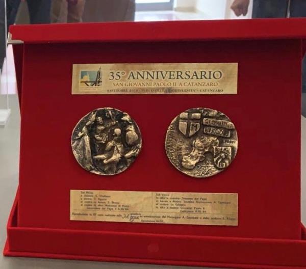 images Donata alla parrocchia Santa Maria di Porto Salvo la riproduzione del medaglione regalato a Giovanni Paolo II  