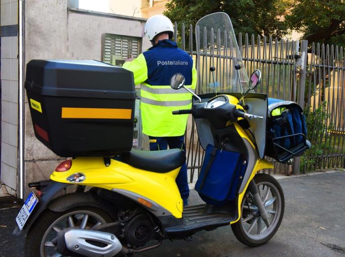 Per Poste italiane la mobilità è sempre più sostenibile: a Catanzaro in servizio i nuovi motocicli