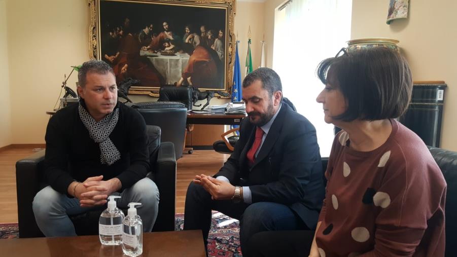 Amuchina prodotta dagli studenti dell’Itis di Vibo, la preside e il professore di Analisi chimica in visita istituzionale alla Provincia 