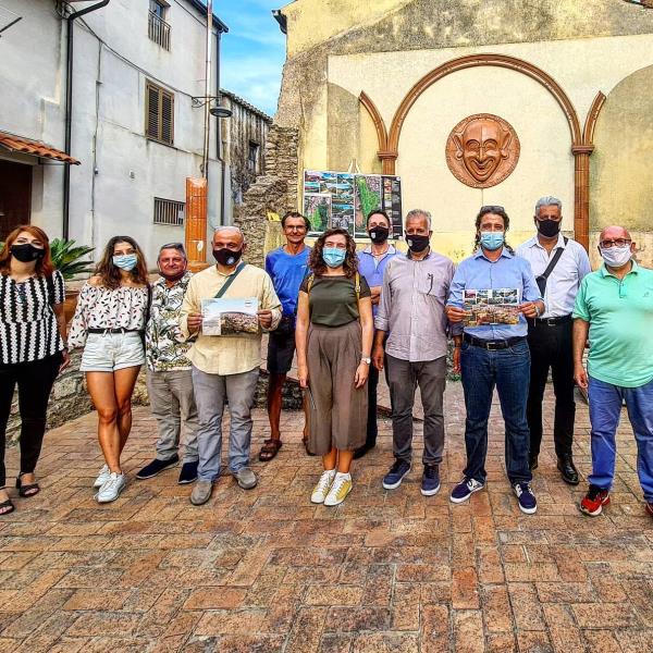 Comunali a Girifalco. Il sottosegretario Orrico (M5S) "passeggia" per il borgo e incontra il candidato a sindaco Stranieri
