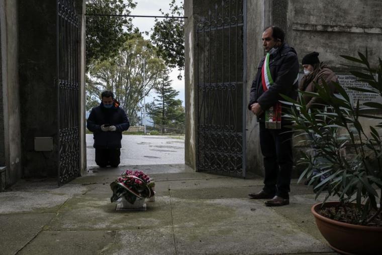 Coronavirus. Paone (sindaco di Maida) rende omaggio ai defunti portando il saluto della comunità