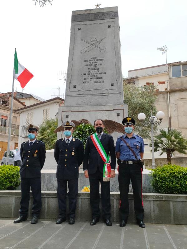 images Maida. Festa della Repubblica, il sindaco Paone consegna una copia della Costituzione ai neo diciottenni