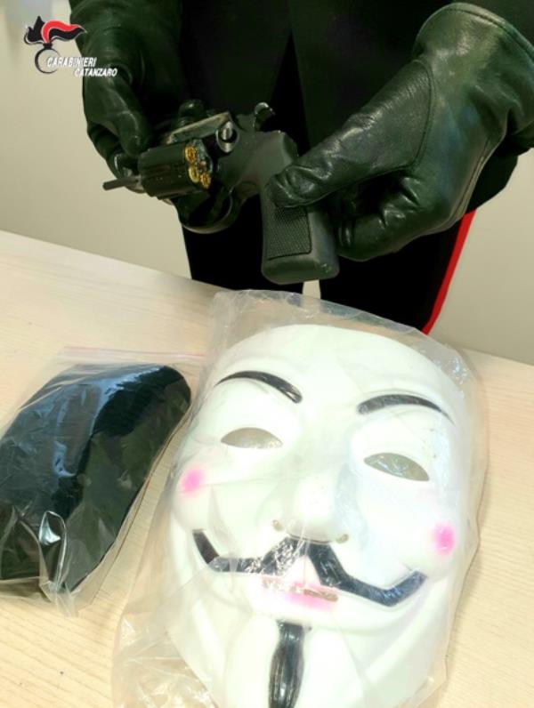 Ispirato dal  film “V per Vendetta” si maschera e rapina una giovane donna straniera: arrestato a Lamezia Terme