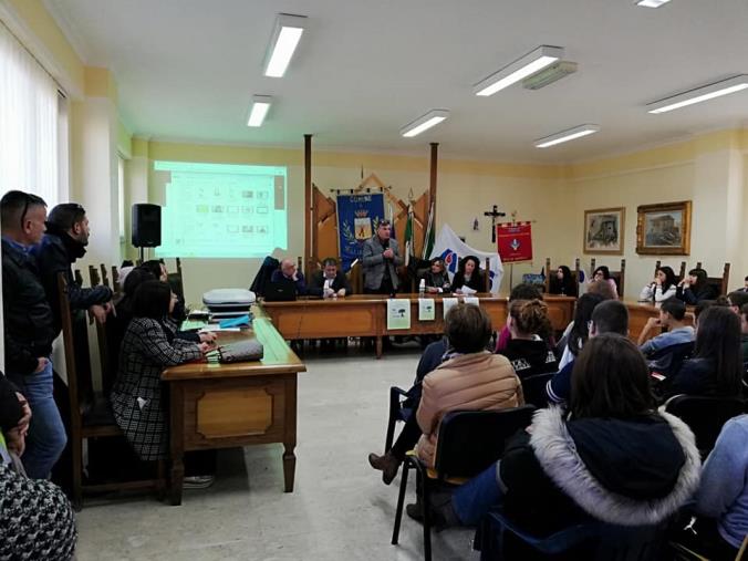 images Tra gli sguardi interessati degli studenti a Sellia Marina il convegno AVIS “Il valore del Dono”