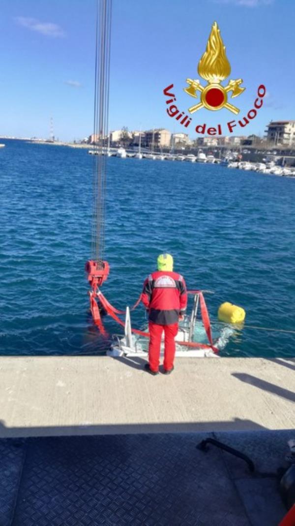 images Recuperata dai sommozzatori dei vigili del fuoco un'imbarcazione affondata nel porto di Villa San Giovanni 