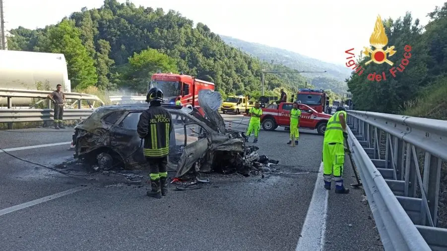 images In fiamme un'auto: temporaneamente chiusa l'A2 tra gli svincoli di San Mango D'Aquino e Altilia Grimaldi