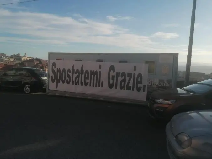 images "Spostatemi grazie", il nuovo cassonetto di via Piave chiede aiuto: non vuole intralciare la vista ai Catanzaresi 