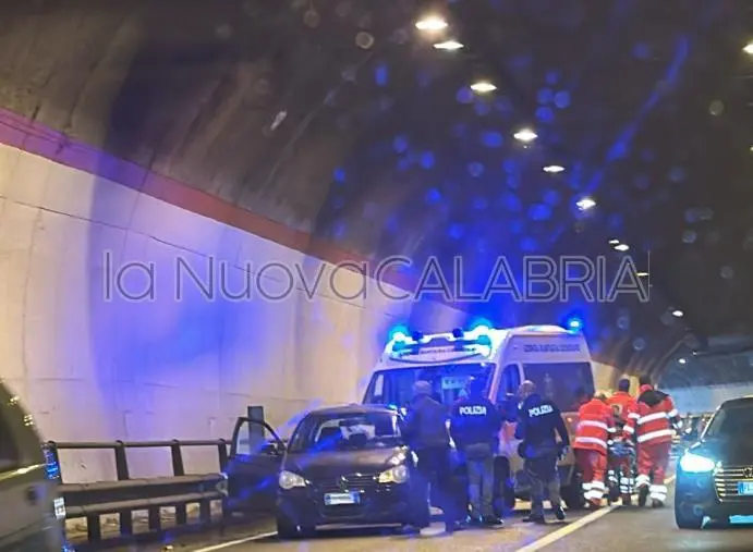 images Catanzaro, auto contro il guardrail in galleria: traffico rallentato in entrata e uscita dalla città