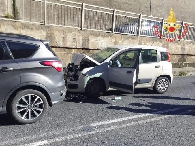 images Scontro tra 2 auto in via Da Fiore a Catanzaro: 4 feriti e traffico in tilt