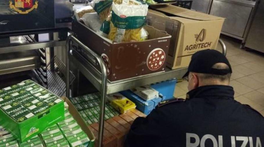 images La Polizia di Cosenza scende in campo per aiutare i più deboli e dona generi alimentari alla Chiesa