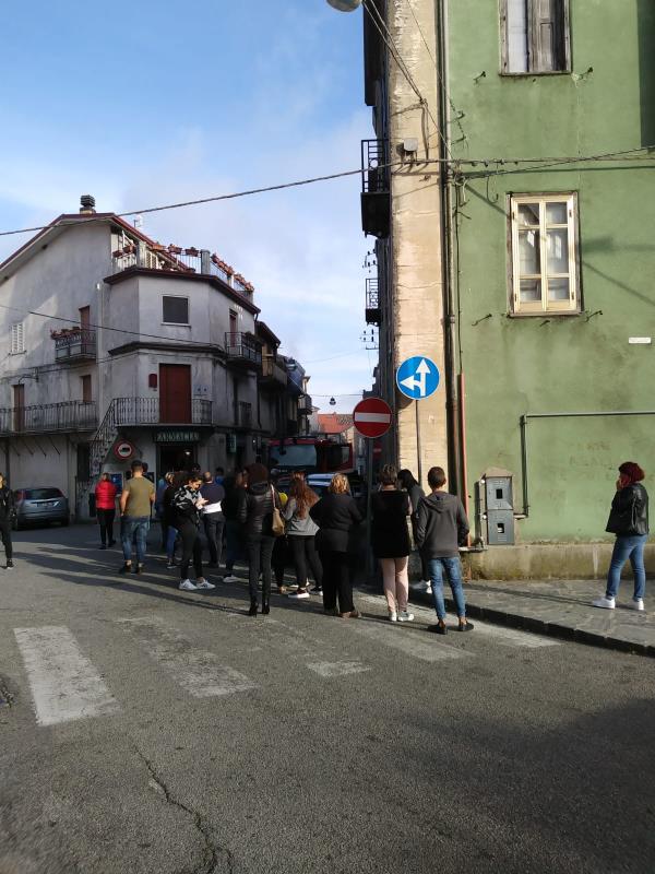 Fiamme in una pasticceria di Sersale, accertamenti in corso