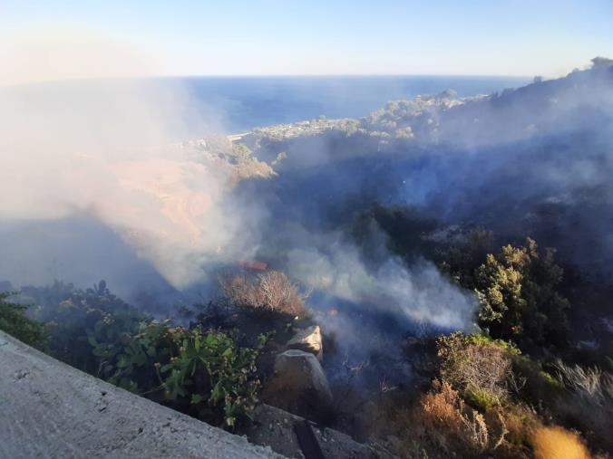 images Bruciano le colline di Stalettì divorate dalle fiamme alimentate dal vento (FOTO E VIDEO)