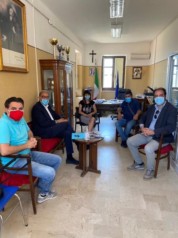 images Il deputato Viscomi e il sindaco Sellia, Zicchinella, in visita al sindaco Paone. In programma a luglio una iniziativa pubblica su "Maida, Bene Comune"