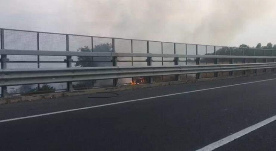 images Ennesimo incendio sulla Statale 106 nei pressi di Copanello (VIDEO)