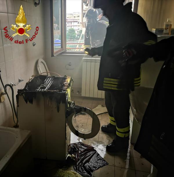 images Incendio in un appartamento a Crotone: le fiamme fuoriuscivano da una lavatrice 