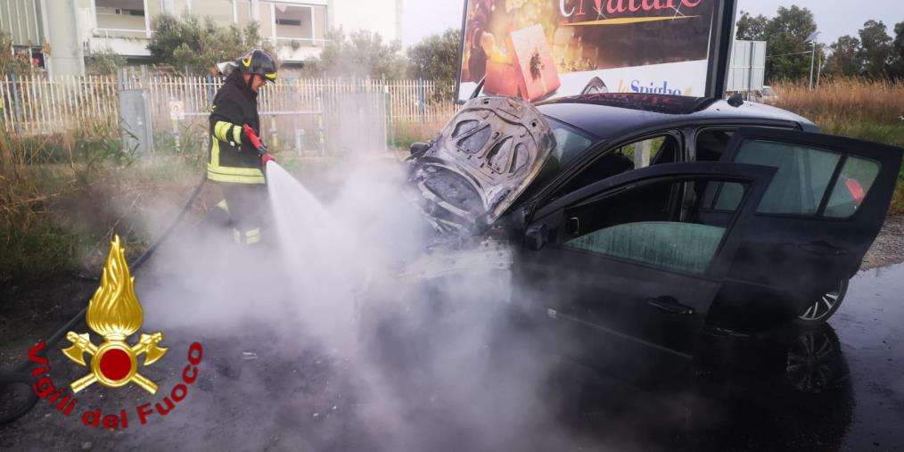 images Crotone. Auto in fiamme in località Passo Vecchio sulla SS 106